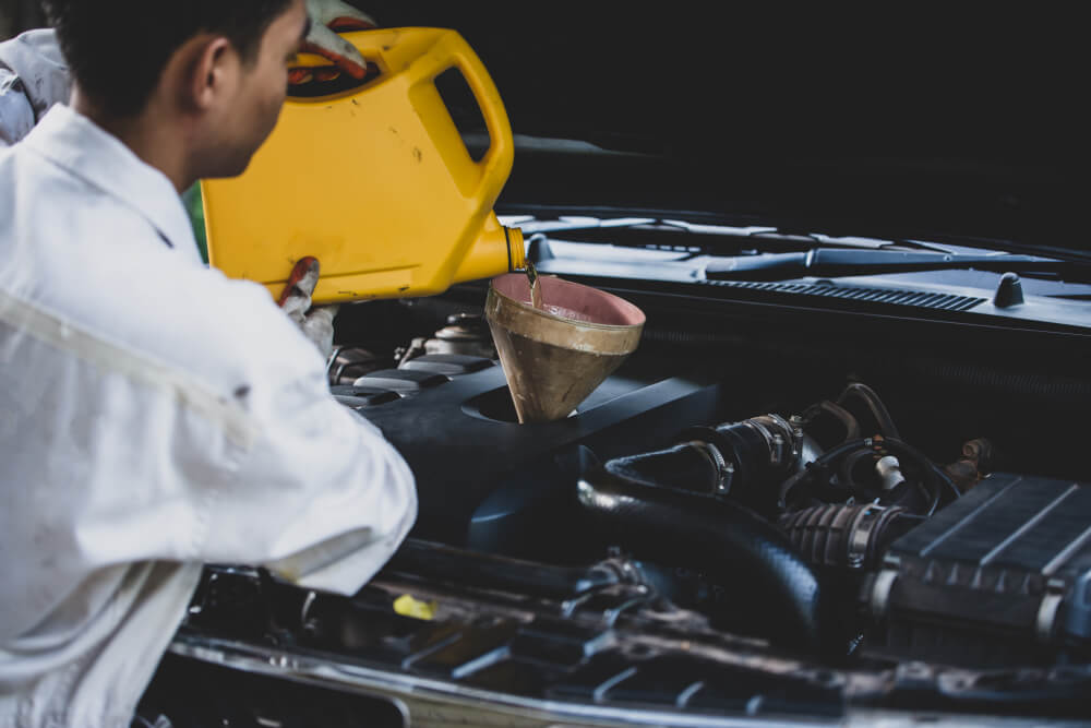 A Guide to Car Engine Oil Change Schedules Based on Mileage and Time-image