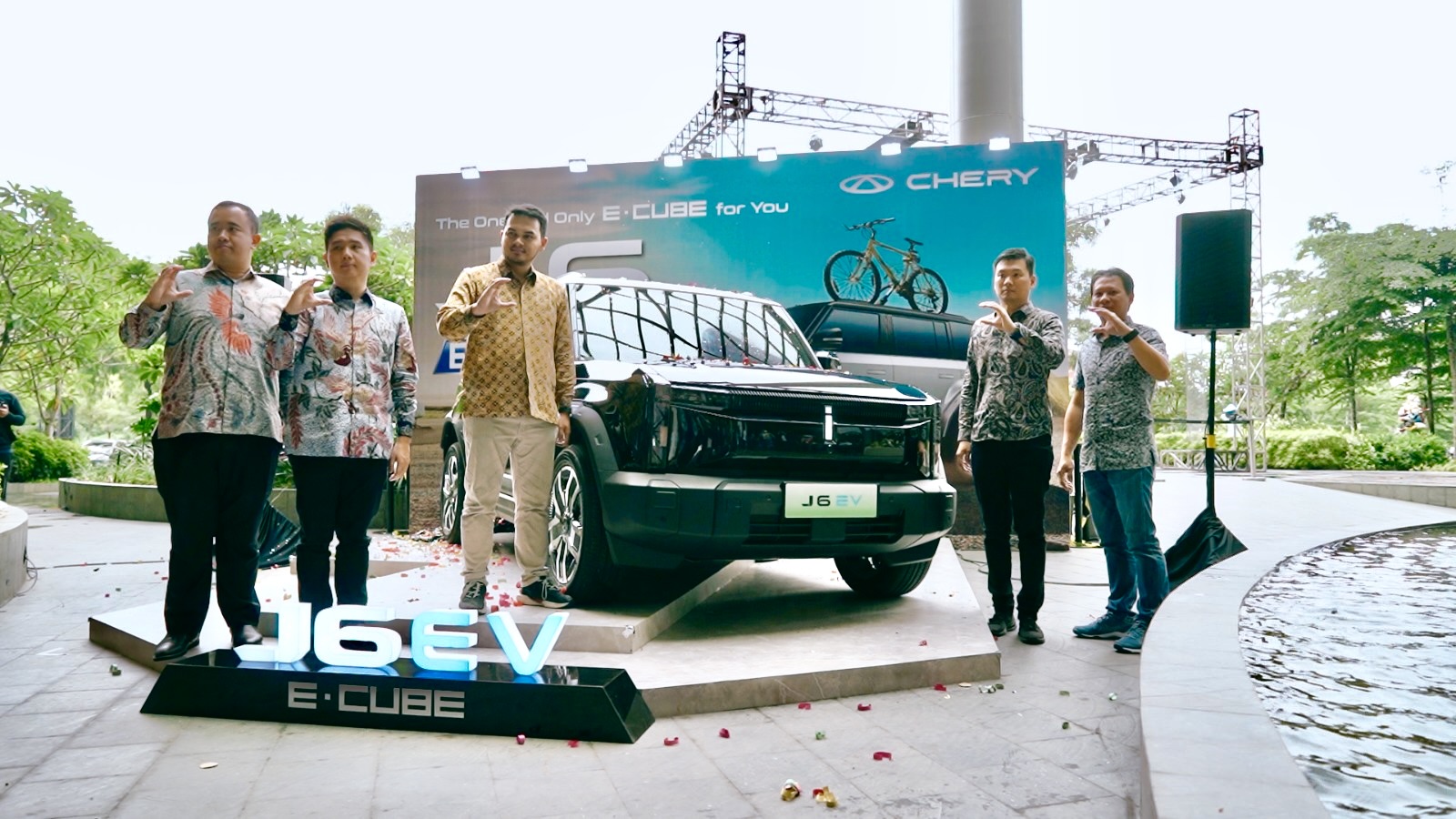 PT Chery Sales Indonesia (CSI) kembali melanjutkan peluncuran J6, dengan Makassar menjadi kota ketiga yang resmi mendapatkan SUV berdesain 'Fashion Cube Box' yang unik ini.-image