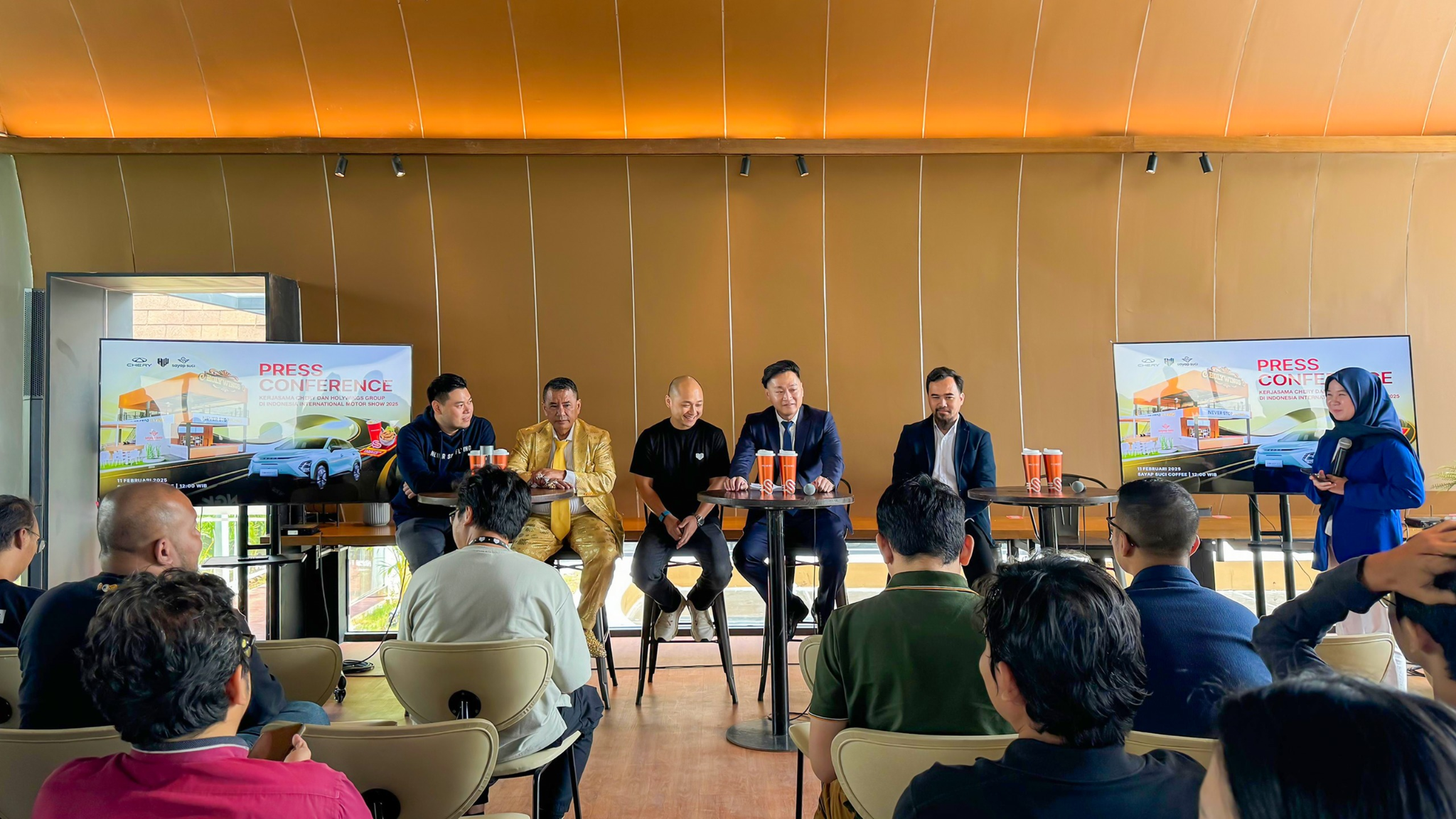 Kolaborasi Spektakuler Chery OMODA E5 dan Chery J6 Bersama Holywings Group di IIMS 2025-image