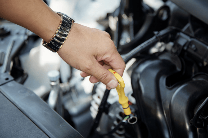 dipstick untuk memeriksa volume dan warna oli mesin mobil